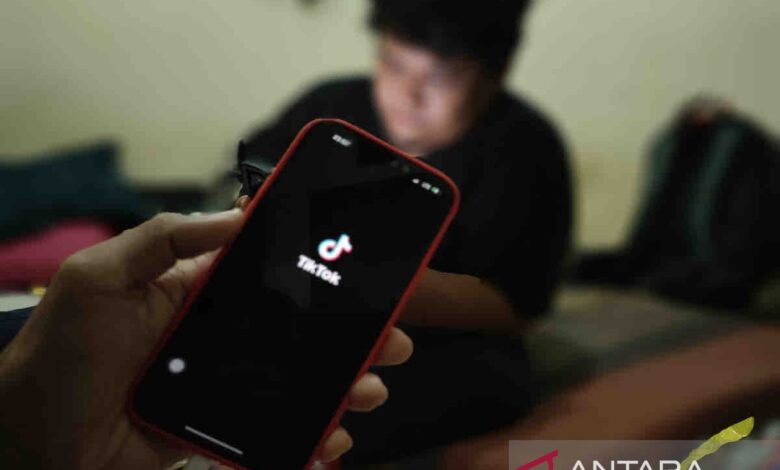 Berikut ini cara mudah agar komen di area pada TikTok jadi biru