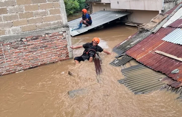 Bantu Evakuasi, Tim DMC Dompet Dhuafa Siagakan Personel pada Sejumlah Titik Banjir