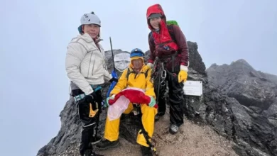 Keluarga Bagikan Foto Elsa Laksono kemudian Lilie Wijayati pada Puncak Carstensz