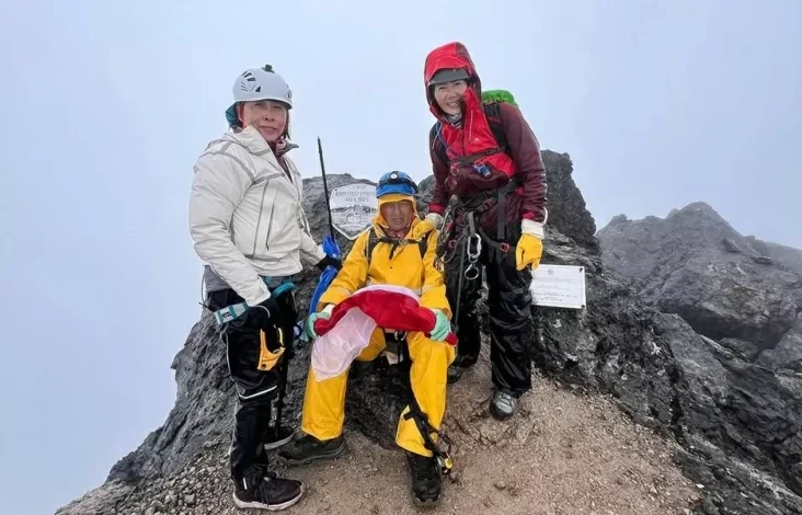 Keluarga Bagikan Foto Elsa Laksono kemudian Lilie Wijayati pada Puncak Carstensz